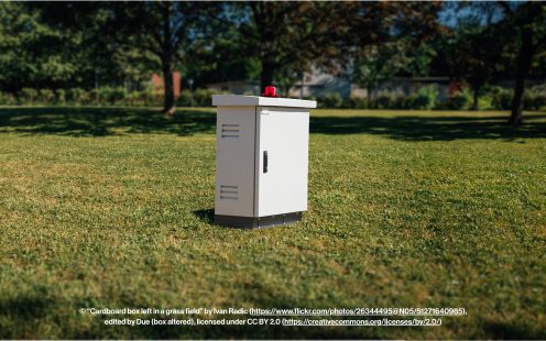 “Cardboard box left in a grass field” by Ivan Radic (https://www.flickr.com/photos/26344495@N05/51271640985), edited by Due (box altered), licensed under CC BY 2.0 (https://creativecommons.org/licenses/by/2.0/) - 1